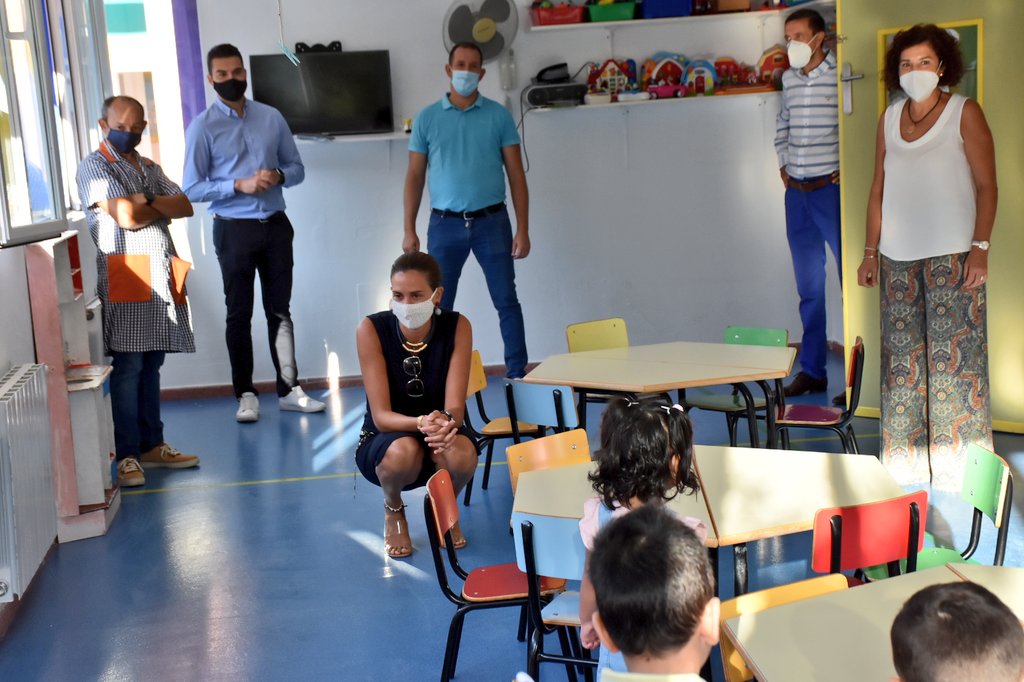 AytoArchena's tweet photo. 👧🧑 NORMALIDAD en el primer día de clase en #Archena‼ 
👩‍🏫👨‍🏫Los Profesores ven hoy a sus alumnos por primera vez en este nuevo y atípico curso escolar con EXTREMAS MEDIDAS DE SEGURIDAD
#ArchenaColeSeguro https://t.co/PQdHjbUPOq