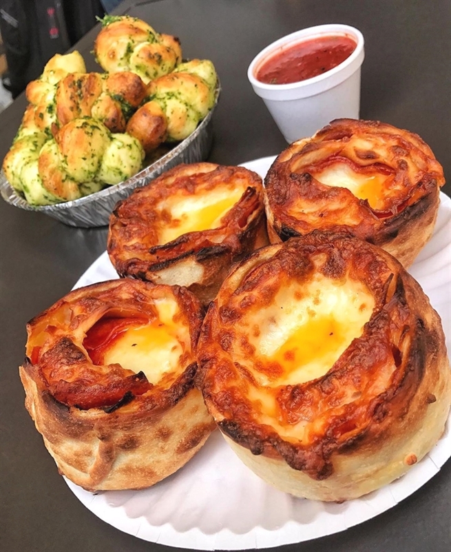 CHEESY PIZZA PINWHEELS AND GARLIC KNOTS! LETS. GO!!! 😧😍