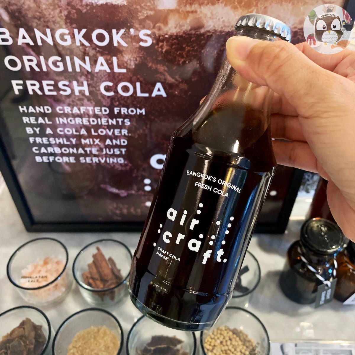 foodblogbkk's tweet photo. Craft Cola หรือโคล่าสด เจ๋งมากร้านนี้มีโคล่าเป็นรสชาติเฉพาะของตัวเอง เค้าแกะสูตรโคล่าปกติ ใส่เครื่องเทศ ผิวมะนาวเติมลงไป ออกมาคือรสชาติเหมือนจอลลี่โคล่าเด๊ะ อร่อยอะ ทำสดๆแก้วต่อแก้วเลยนะ แนะนำๆ ร้าน Air Craft ศาลาแดง 1 @aroii https://t.co/ACXBc4HCUV