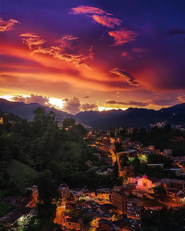 ColEsIncreible's tweet photo. Envigado, Antioquia nos saluda con ese increíble atardecer.

Foto: Sebas Saldarriaga 📷 https://t.co/FiNw9bcth5