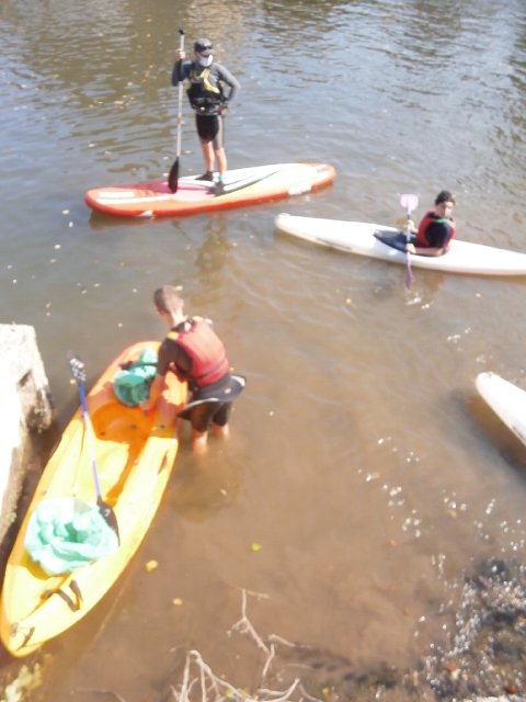 GastonLefavrais's tweet photo. 28 kayakistes, LCE et volontaires de 4e ont ramassé des #déchets à #Putanges, dont 1512 mégots en une heure! Un événement mondial #WorldCleanupDay pour mieux produire, mieux consommer, moins jeter! #WCUD2020 @WCUDFrance @dsden61 @MoncadaFra @ornedepartement #E3D @Journaldelorne https://t.co/8LNtkxJMc1