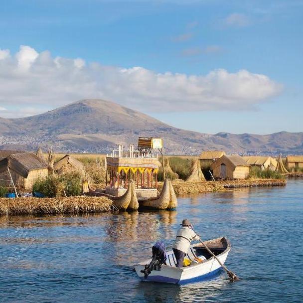 MidiDesignMx's tweet photo. Our past always shows us new paths to explore a respectful environmental architecture. Image: "Las Islas Flotantes", an ancient, still alive, system of floating islands on Lake Titicaca in Peru inhabited by the great Uros. Photo by Enrique Castro-Mendivil in Lo-Tek, Taschen, 2020 https://t.co/4dAhzuZSYG