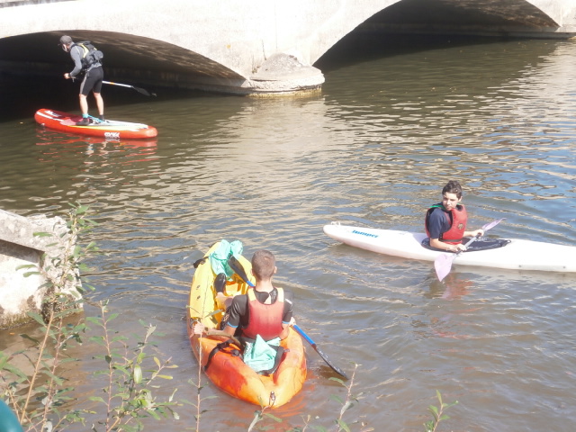 GastonLefavrais's tweet photo. 28 kayakistes, LCE et volontaires de 4e ont ramassé des #déchets à #Putanges, dont 1512 mégots en une heure! Un événement mondial #WorldCleanupDay pour mieux produire, mieux consommer, moins jeter! #WCUD2020 @WCUDFrance @dsden61 @MoncadaFra @ornedepartement #E3D @Journaldelorne https://t.co/8LNtkxJMc1