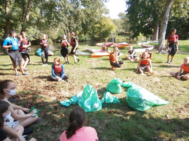 GastonLefavrais's tweet photo. 28 kayakistes, LCE et volontaires de 4e ont ramassé des #déchets à #Putanges, dont 1512 mégots en une heure! Un événement mondial #WorldCleanupDay pour mieux produire, mieux consommer, moins jeter! #WCUD2020 @WCUDFrance @dsden61 @MoncadaFra @ornedepartement #E3D @Journaldelorne https://t.co/8LNtkxJMc1