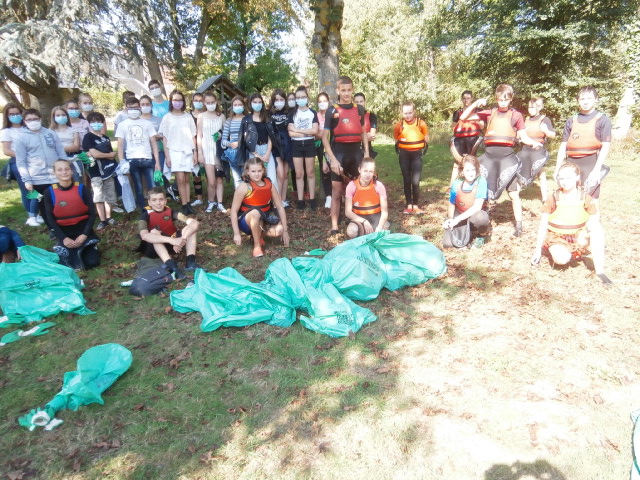GastonLefavrais's tweet photo. 28 kayakistes, LCE et volontaires de 4e ont ramassé des #déchets à #Putanges, dont 1512 mégots en une heure! Un événement mondial #WorldCleanupDay pour mieux produire, mieux consommer, moins jeter! #WCUD2020 @WCUDFrance @dsden61 @MoncadaFra @ornedepartement #E3D @Journaldelorne https://t.co/8LNtkxJMc1