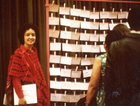 GiralunaStgo's tweet photo. #MónicaMayer

  <El tendedero> es una instalación participativa que presentó la artista  por primera vez en 1978 en el Museo de Arte Moderno de la Ciudad de México. 

Esta pieza con papeles rosa abre el diálogo sobre la violencia que viven las mujeres en el espacio público. https://t.co/5viag8HObN
