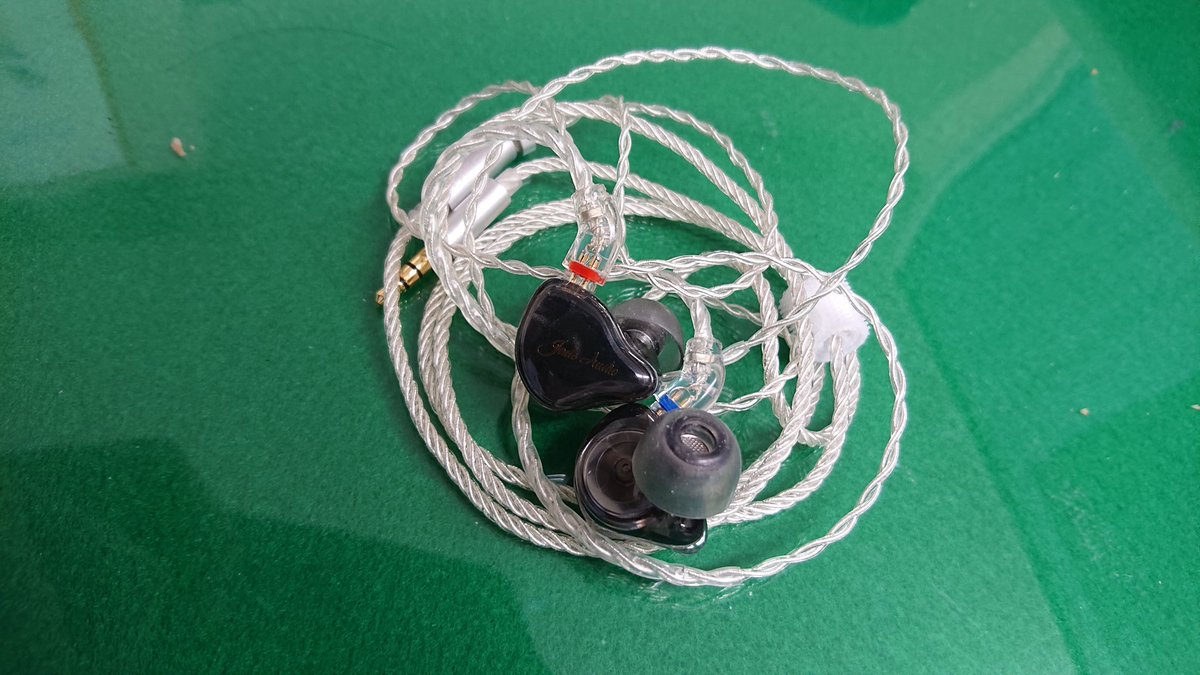 夜勤だけは手当てが付くので夜勤があるとなにか買えると思って気がつくと増えてる。
JadeAudio EA1 着弾しました。