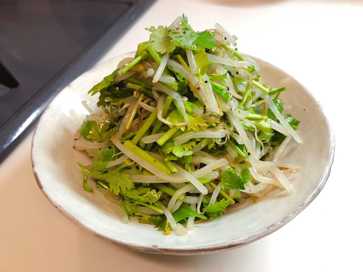 おりえ 味決まった お気に入り決定 もやしと香菜のサラダ もやし1袋を500wで4分チン 水気を切る 香菜 鶏ガラ顆粒小さじ1 胡麻油小さじ2 サラダ油小さじ2 ニンニクチューブ3cm 粗挽き胡椒適量 塩少々を加える ふんわりと混ぜて盛り付ける おりえ 味決まった お気に入り決定 もやしと香菜のサラダ もやし1袋を500wで4分チン 水気を切る 香菜 鶏ガラ顆粒小さじ1 胡麻油小さじ2 サラダ油小さじ2 ニンニクチューブ3cm 粗挽き胡椒適量 塩少々を加える ふんわりと混ぜて盛り付ける
