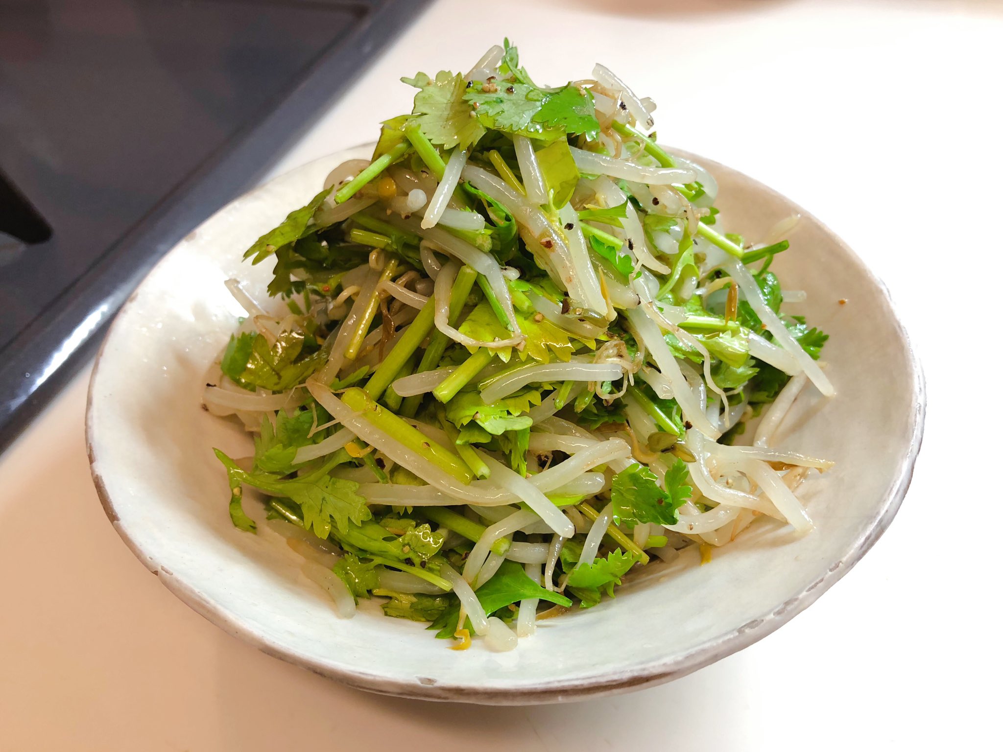 おりえ 味決まった お気に入り決定 もやしと香菜のサラダ もやし1袋を500wで4分チン 水気を切る 香菜 鶏ガラ顆粒小さじ1 胡麻油小さじ2 サラダ油小さじ2 ニンニクチューブ3cm 粗挽き胡椒適量 塩少々を加える ふんわりと混ぜて盛り付ける おりえ 味決まった お気に入り決定 もやしと香菜のサラダ もやし1袋を500wで4分チン 水気を切る 香菜 鶏ガラ顆粒小さじ1 胡麻油小さじ2 サラダ油小さじ2 ニンニクチューブ3cm 粗挽き胡椒適量 塩少々を加える ふんわりと混ぜて盛り付ける