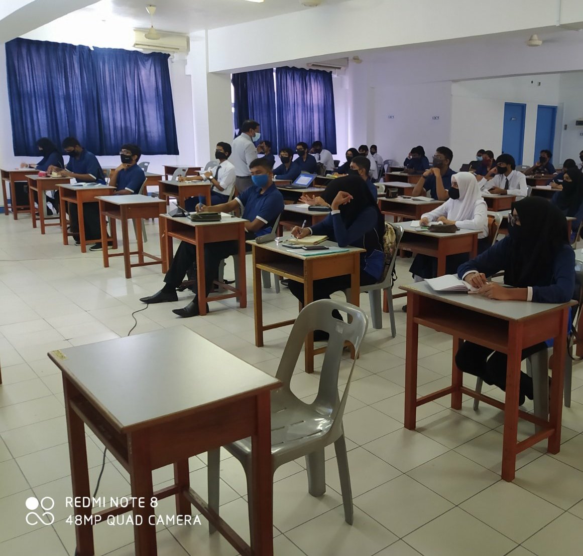 CHSE_HighSchool's tweet photo. Today's Grade 11 Tutorial classes held in school.
#learningmustcontinue
#blendedlearning
#NewNormalschooling
#beconsistent
#studentfriendly
#staysafe
#wearamask
#SocialDistancing
@MoEdumv @aisthly https://t.co/uEEM1o8lhS
