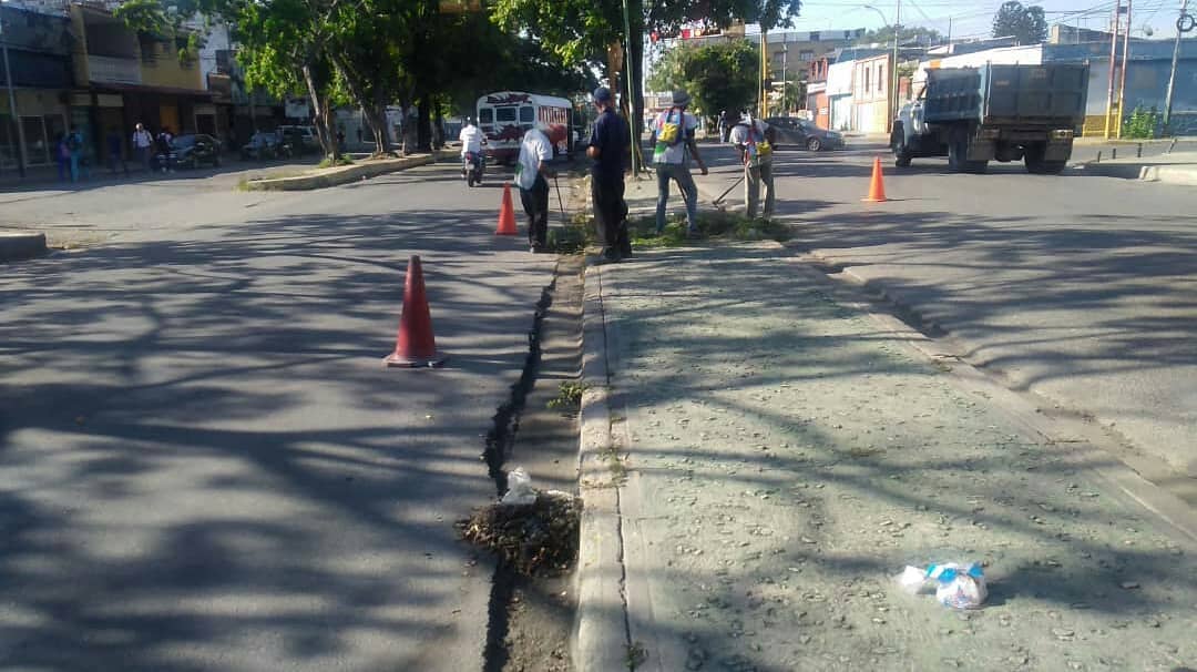 Comenzamos la Semana cumpliendo con el Plan de Mantenimiento Municipal en la Av Fuerzas Aéreas en el tramo de Lactuario Maracay con un de limpieza Integral a cargo de la Unidad Táctica Móvil.

Seguimos trabajando por consolidar la Maracay Bonita #LaCiudadQueQueremos 
<a href="/MVzlaBella/">Misión Venezuela Bella</a>