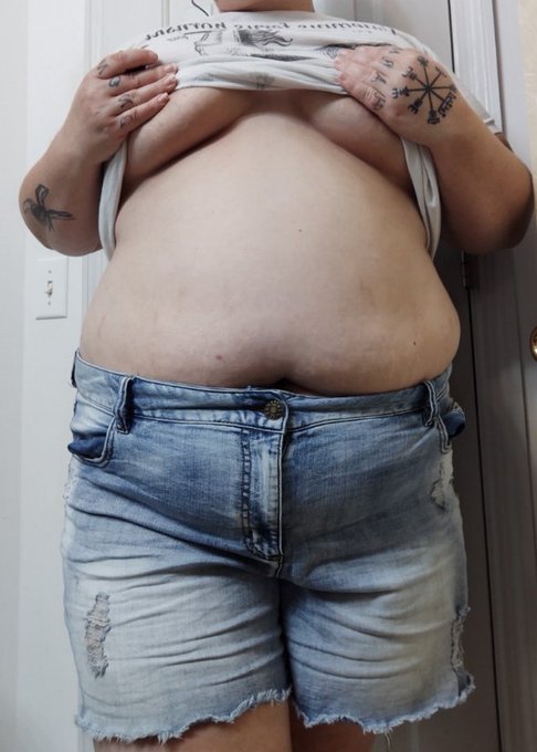 Yesterday's OOTD with a li'l underboob and tummy 😘 Go check my FREE wall at https://t.co/tXhwzlzngk to<a href="/tag/bbw"class="tags"><span>#bbw</span></a><a href="/tag/frisk"class="tags"><span>#frisk</span></a><a href="/tag/friskette"class="tags"><span>#friskette</span></a>