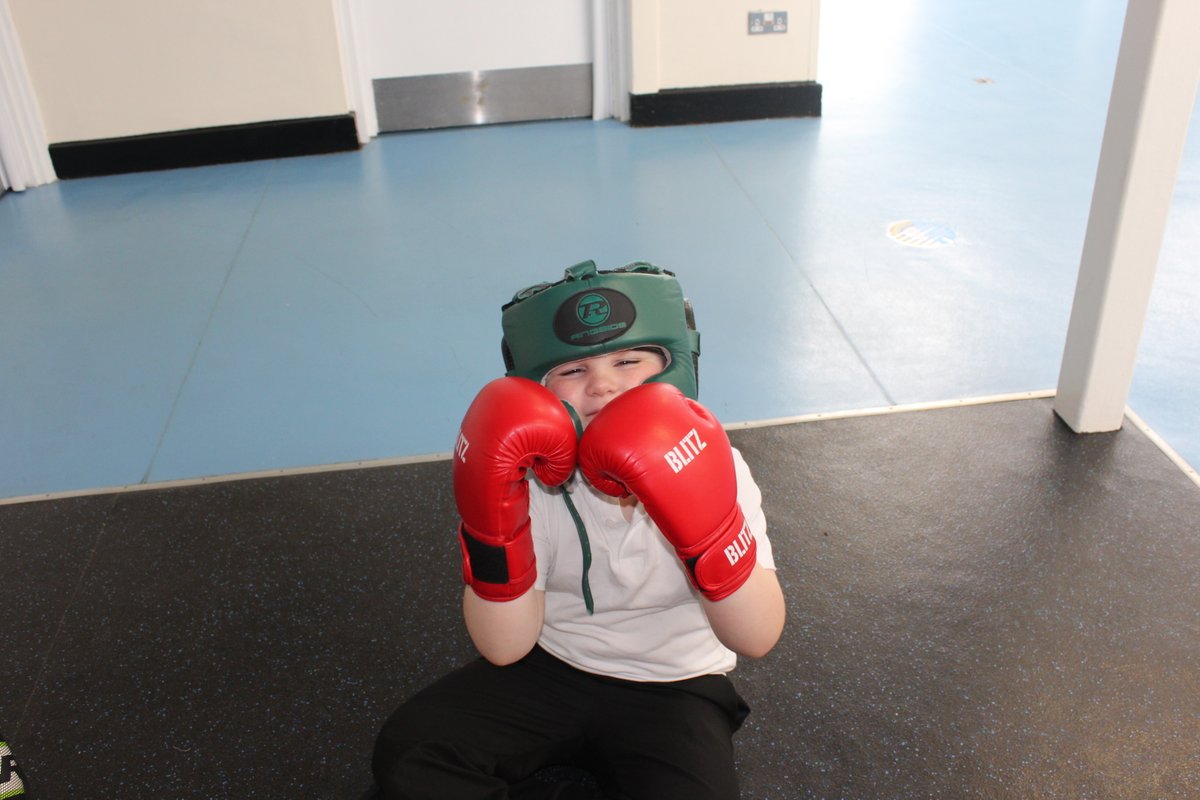 nylandcampus's tweet photo. Lydiard class enjoyed their first boxing session of the year. First boxing session of the term
#Stanceandguard #Jabcross #Warmingupsafely #Encorporatingzones #Stinglikeabutterflyfloatlikeabee https://t.co/7mN1QR8oHU