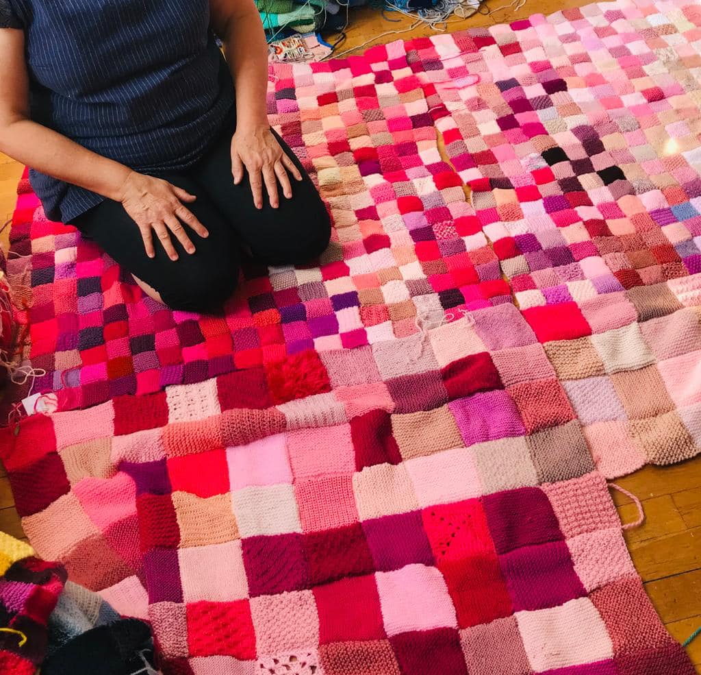 Tricotesourire's tweet photo. Fin de résidence au #labovictorhugo à @Rouen pour notre équipe : demain débute notre installation géante dans le cadre du festival #RouenImpressionnée2020 ! 🧶🏠 #tricoteunsourire #installation #yarnbombing #défi https://t.co/Wm8DnQiHpS