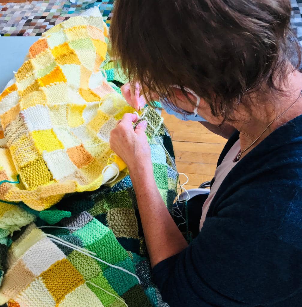 Tricotesourire's tweet photo. Fin de résidence au #labovictorhugo à @Rouen pour notre équipe : demain débute notre installation géante dans le cadre du festival #RouenImpressionnée2020 ! 🧶🏠 #tricoteunsourire #installation #yarnbombing #défi https://t.co/Wm8DnQiHpS