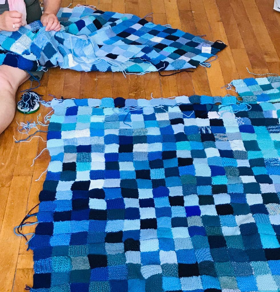 Tricotesourire's tweet photo. Fin de résidence au #labovictorhugo à @Rouen pour notre équipe : demain débute notre installation géante dans le cadre du festival #RouenImpressionnée2020 ! 🧶🏠 #tricoteunsourire #installation #yarnbombing #défi https://t.co/Wm8DnQiHpS