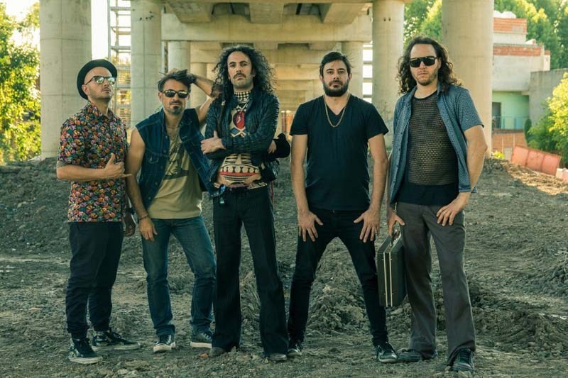 mansoindie's tweet photo. #Música #Cultura #Multimedia #Musica No Salgas Con Robots presenta Ese Robot Es Mi Fruta: Ese Robot Es Mi Fruta es la primera de 5 canciones que integran el primer EP con el que la banda se propone experimentar antes de que termine el 2020. La pista… https://t.co/AwM1VSxshl https://t.co/49GhxGTPSV