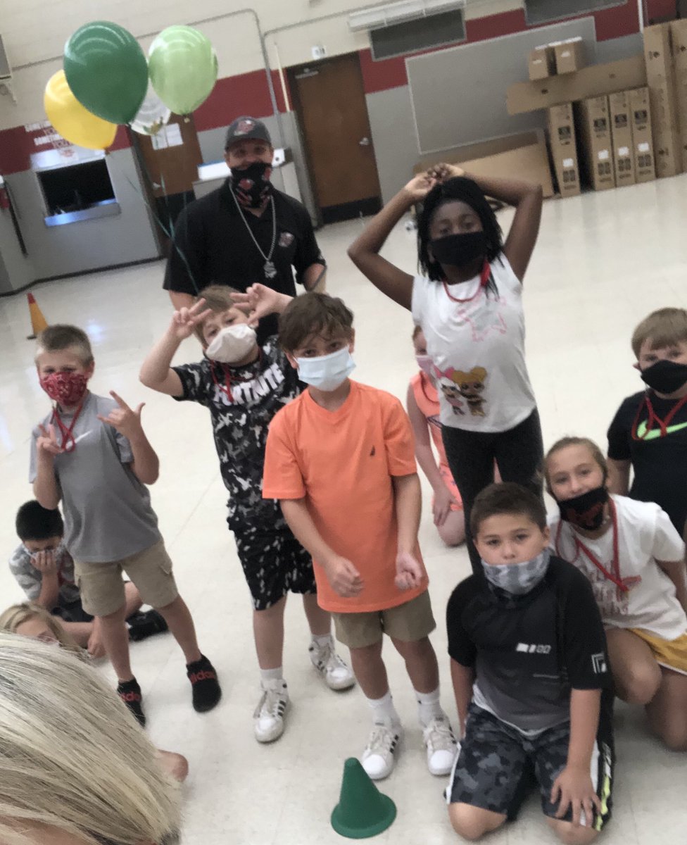 LesliJones804's tweet photo. Celebrating that #firstpayday with Coach Mac and his 3rd grade PE class! September #payday is special for all teachers but especially our #firstyear group. #paydayprizepatrol 💚💛🎉💰#celebrateteachers #flylikeanEPeagle ❤️🦅 https://t.co/kchG62IJaH