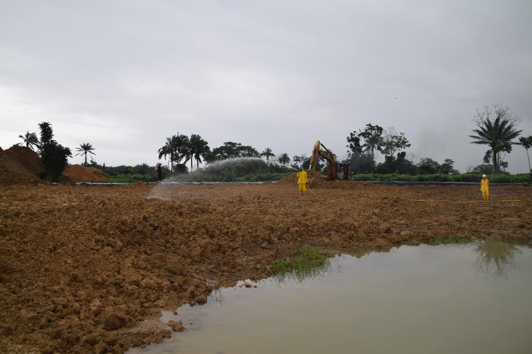 HYPREPNigeria's tweet photo. “We've gone round the sites and seen that work is ongoing in the right way. I think HYPREP is on course going by what we saw on ground. So, the communities should be patient and allow the technicians to do their job.”
—Sen. Hassan Mohammed, Joint Chair on Ecology &amp; climate change https://t.co/2PyLtpTwyP