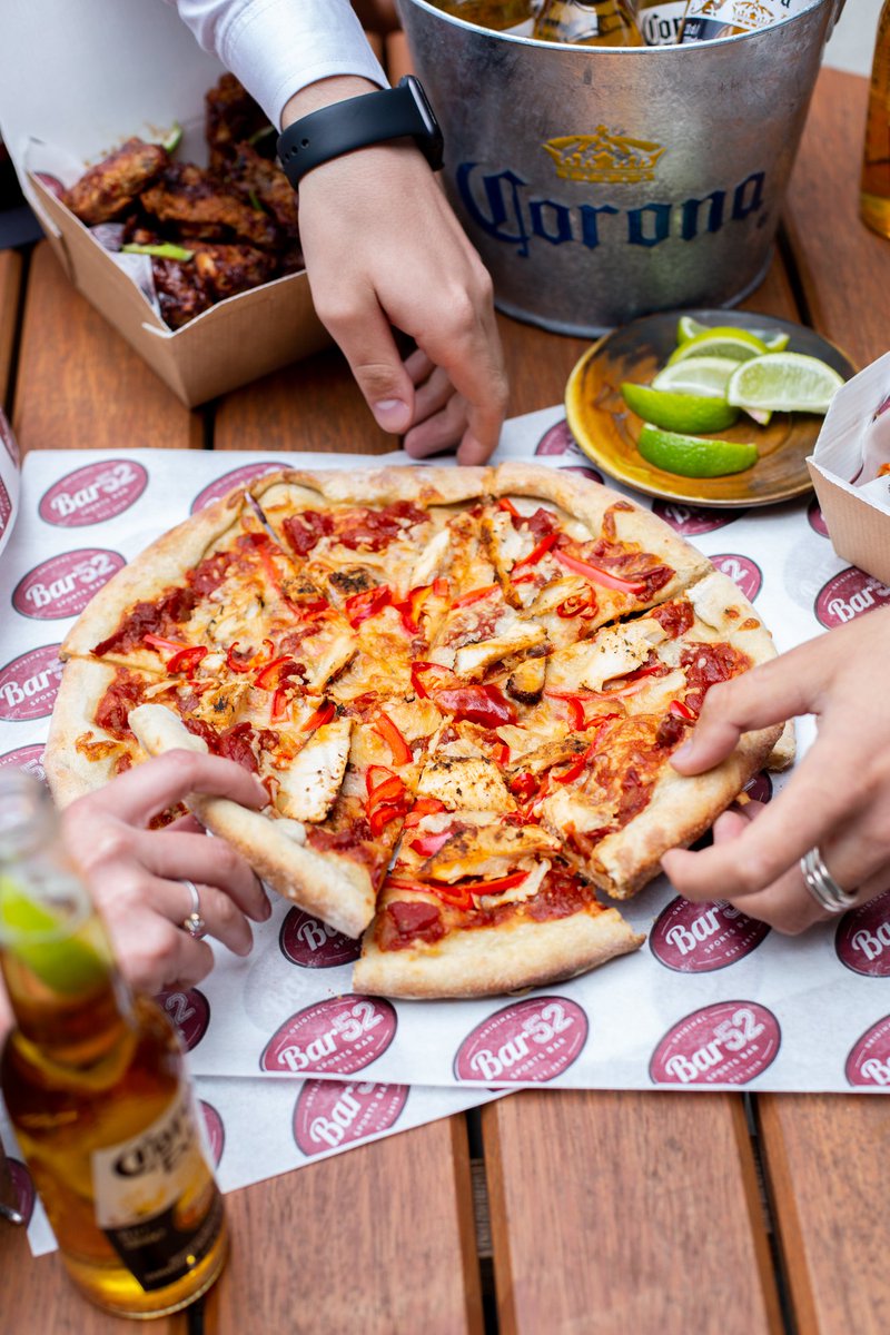 Bar52SS's tweet photo. Slice, Slice, Baby. 🎵

Joins us today for all of the Premier League action including the Chelsea game which kicks off at 8:15pm. Why not tuck in to a yummy loaded pizza, whilst you keep up to speed on all the footy action. ⚽️

Message the page to reserve your table now. https://t.co/t7vgkgqwBn