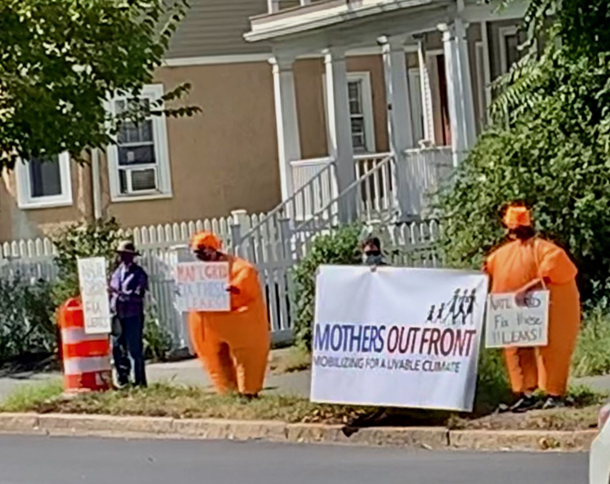 EllieG_HK's tweet photo. THX to Newton folks who joined @MothersOutFront today to focus on Newton's 900+ unrepaired gas leaks on the 2nd anniversary of Merrimack Valley' Gas Explosions & Fires. We know that gas explosions could happen anywhere where old gas pipelines are leaking. #switchthesource https://t.co/JmvQ8ZkeJd