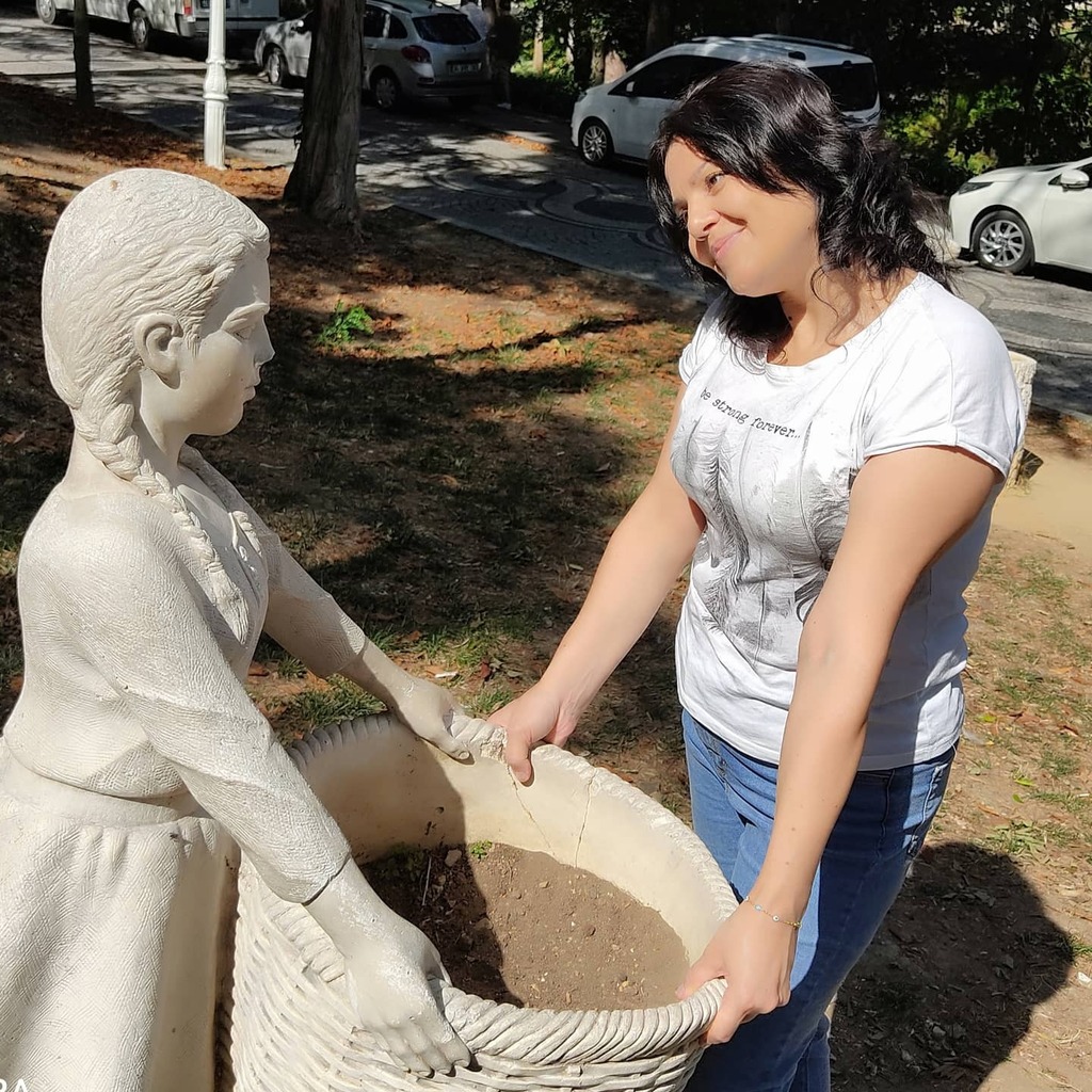SabinaUrfan's tweet image. Bu heykel bana kendi çocukluğumu hatırlatdı. Çocukluğumdan bu yana hep ağır yükler taşıdım.Zahmetimin karşılığı hep oldu. Unutmayacağım tek şey o yükü kaldırırken bana yardım eden ikinci ellerin olmasıdır.

#kızlar #zahmet #emek #çocuklar
#geçmiş #yardım… instagr.am/p/CFHs1HLBwj0/