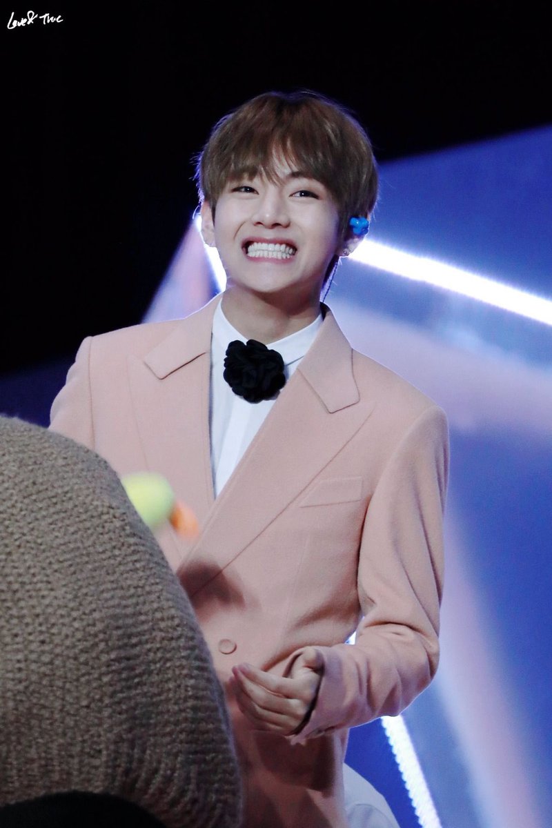 a thread of kim taehyung's box smile but as you scroll down he gets older but still wearing the same smile