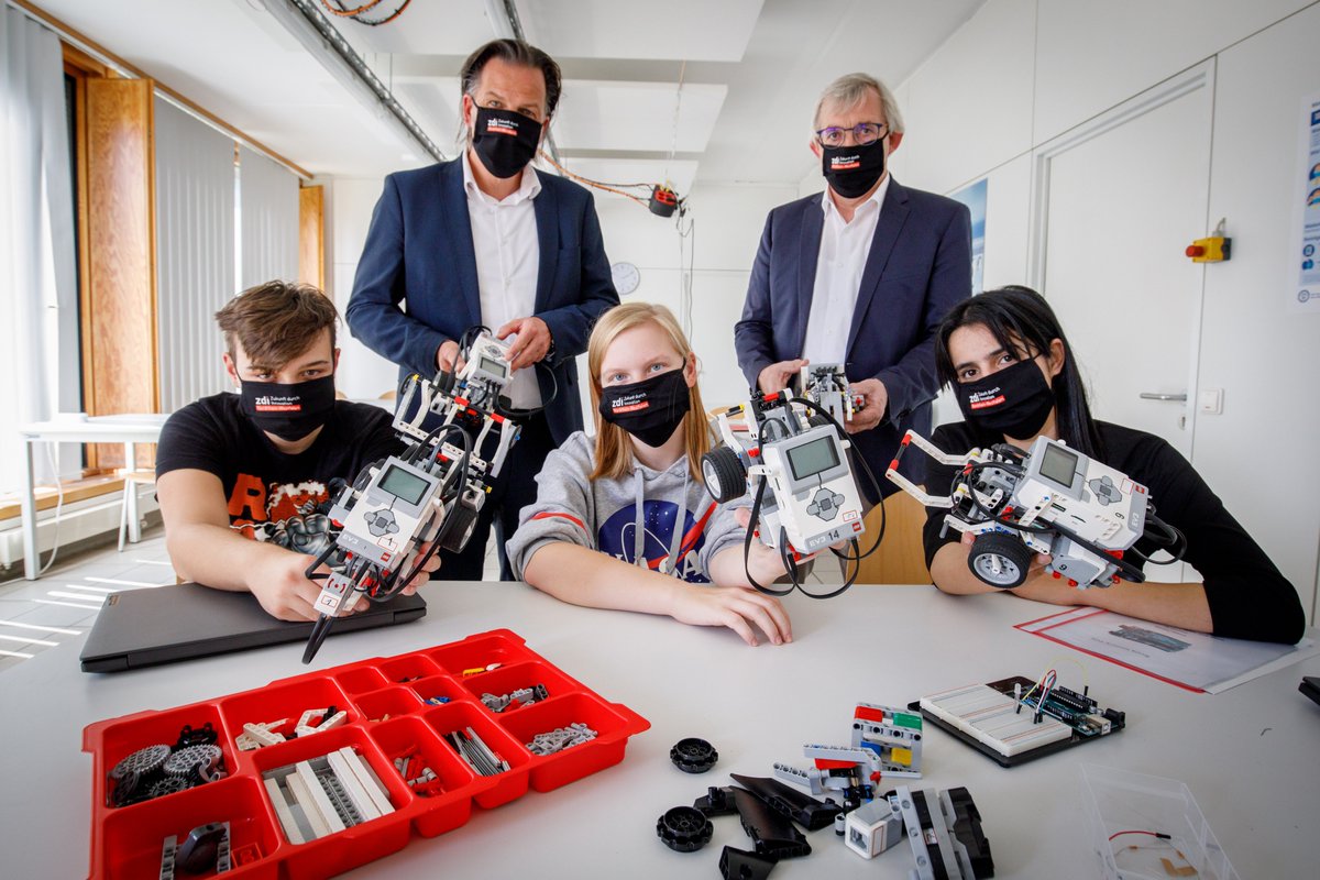 zdiNRW's tweet photo. https://t.co/RWbscDAcM3 feiert: Wir haben 400.000 Schüler*innen mit unseren Kursen zur vertiefen Berufs- und Studienorientierung im #MINT-Bereich erreicht. 

Klaus Kaiser vom @MKW_NRW &amp; Torsten Withake von der @BA_NRW ehrten drei Jugendliche im @WiPaGe. https://t.co/ibzlEXfEYy