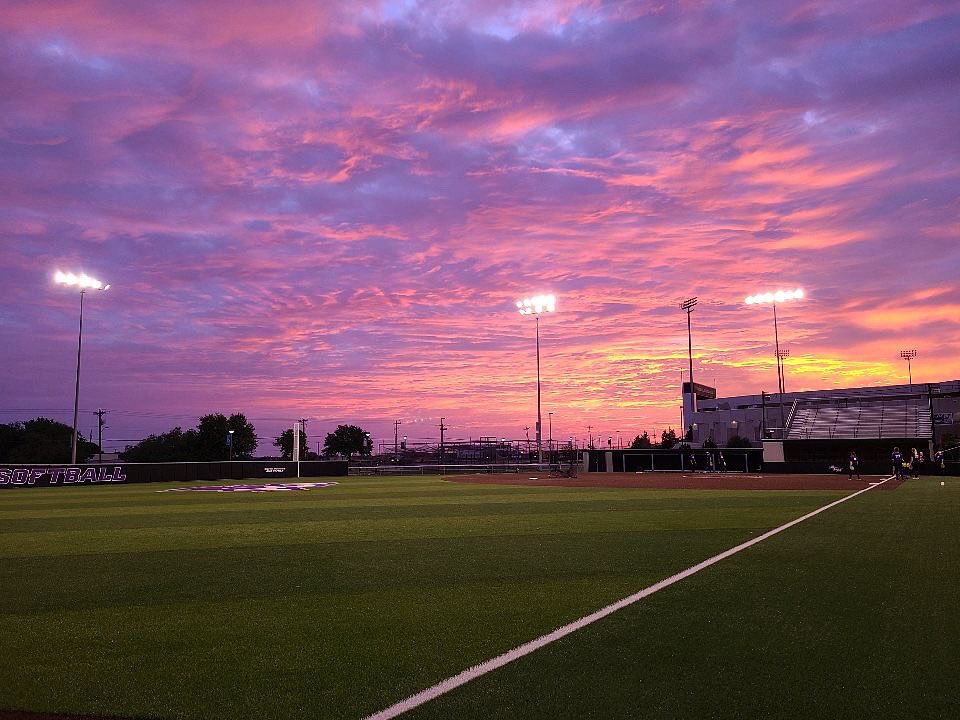 ACU_Softball's tweet photo. Happy Monday from ACU softball☀️Here’s a look at what our view was at practice this morning😍 #SeasTheDay https://t.co/DSgOp3oEzu