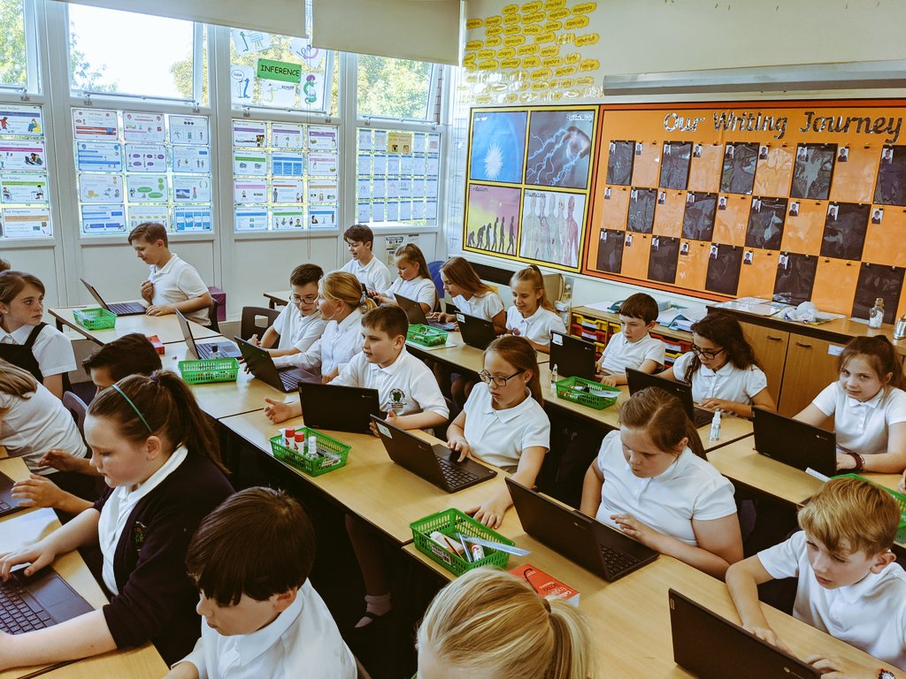 SpringCottagePS's tweet image. #SpringCottage6Tu word processing and compiling a multi-layered presentation using Google slides. #SpringCottageICT