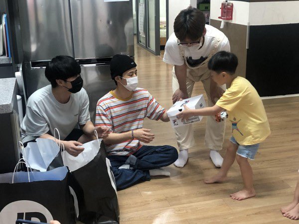 ___an1mo's tweet photo. ハンビンがボランティアに行ってる所の方がこんな温かい言葉を送ってくださってますㅠㅠ

🔗 https://t.co/ZeUPOj6JoV https://t.co/23PGPlG7Pw