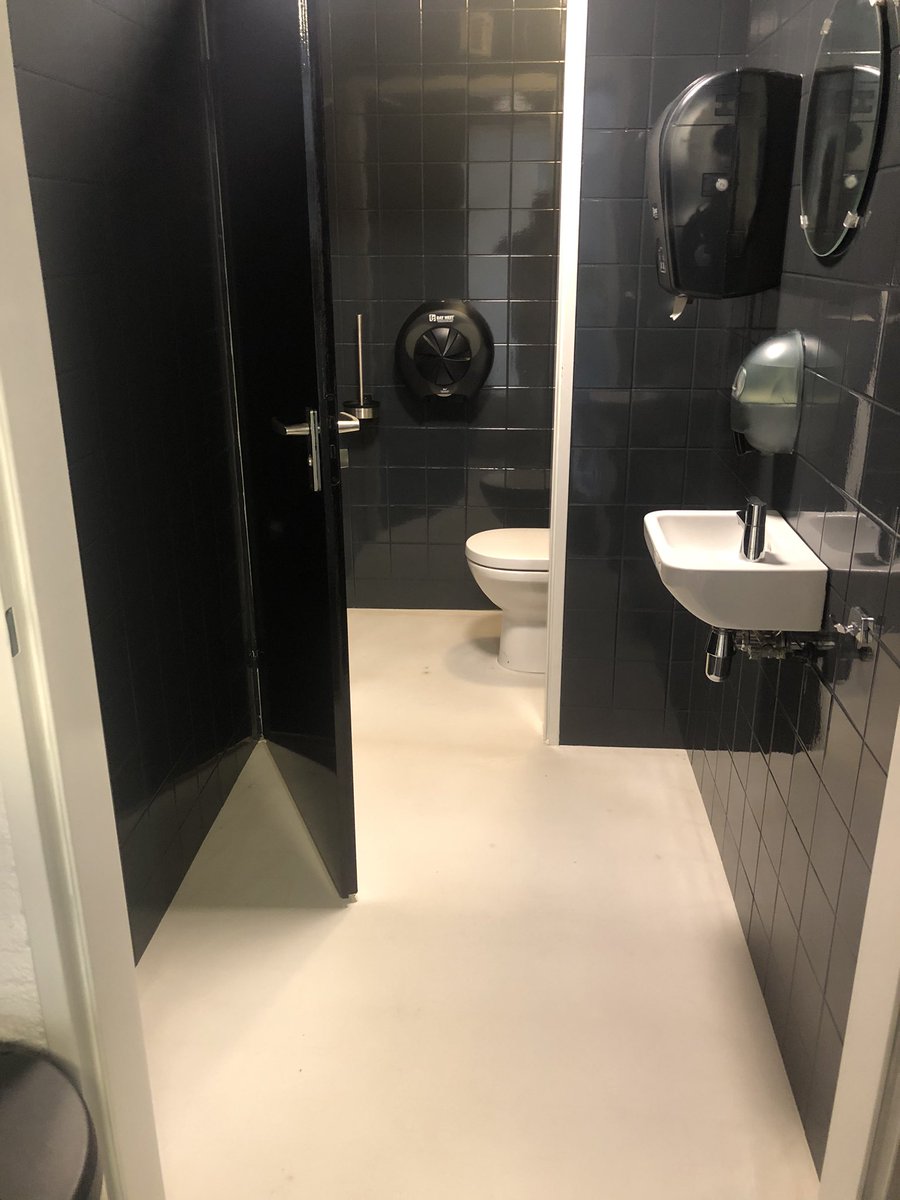 vandeVisch's tweet photo. Metamorfose van 4 toiletgroepen schilderwerk/sanitair/vloeren / schildersbedrijf /bouwkundig onderhoud/ van de Visch https://t.co/gVm4GCfj7u