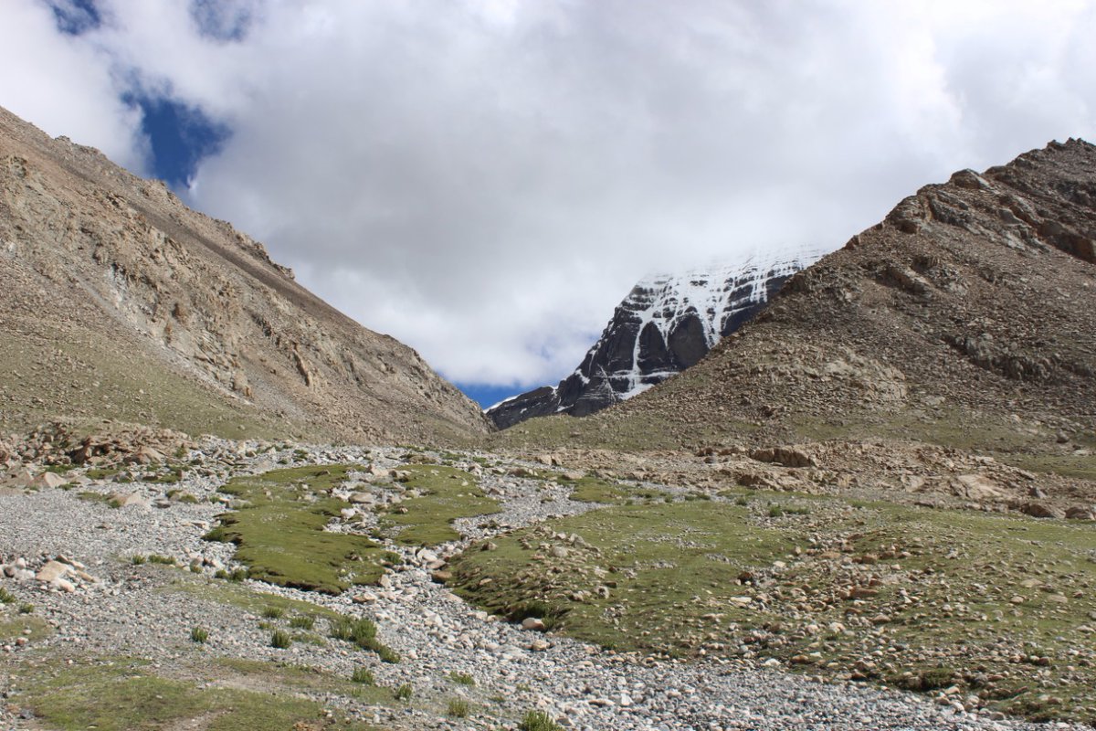 The joy when Mt. Kailash reveals itself amidst the clouds is truly Divine. Experience it with us, contact us to know more.
.
.
#lake #parikrama #manasarovar #kailashmanasarovaryatra #kailashdarshan #shiva #parvati #om #omnamahshivaya #shambo #naturephotography #travelblogger https://t.co/6snXBFPmEK