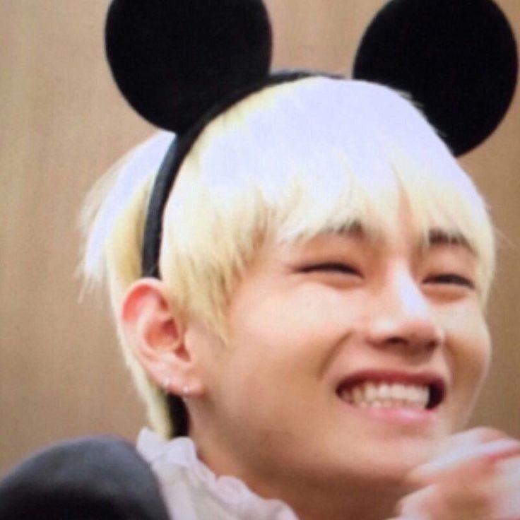 a thread of kim taehyung's box smile but as you scroll down he gets older but still wearing the same smile