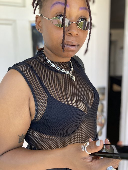 I love when she makes her eyebrows purple . I think it&rsquo;s hot . https://t.co/xcaEh2vvGf<a href="/tag/hoodxholistic"class="tags"><span>#hoodxholistic</span></a>