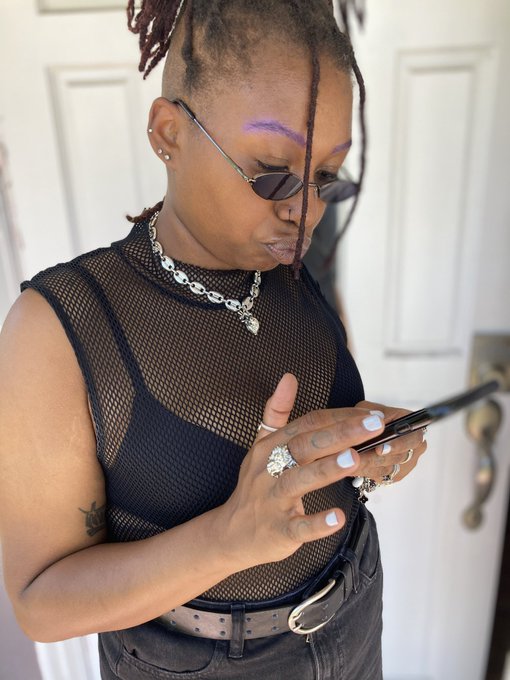 I love when she makes her eyebrows purple . I think it&rsquo;s hot . https://t.co/xcaEh2vvGf<a href="/tag/hoodxholistic"class="tags"><span>#hoodxholistic</span></a>