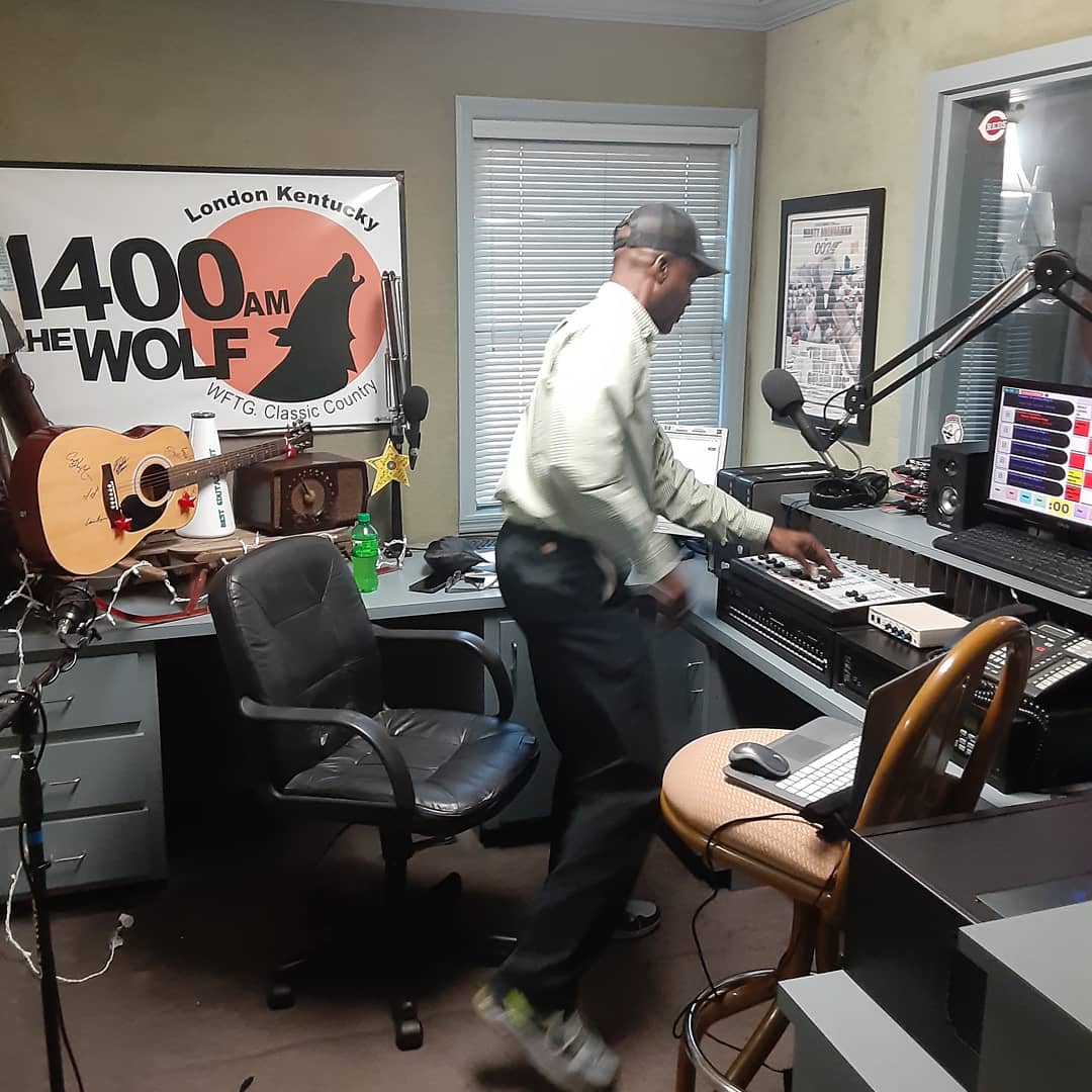 travisshortt's tweet photo. Tonight was different. Lol. Three stations. Three schools. Two counties. It was a first. There will be others. This is radio #liveandlocal
#forchtbroadcasting #radiolife https://t.co/0FfoRQvdww