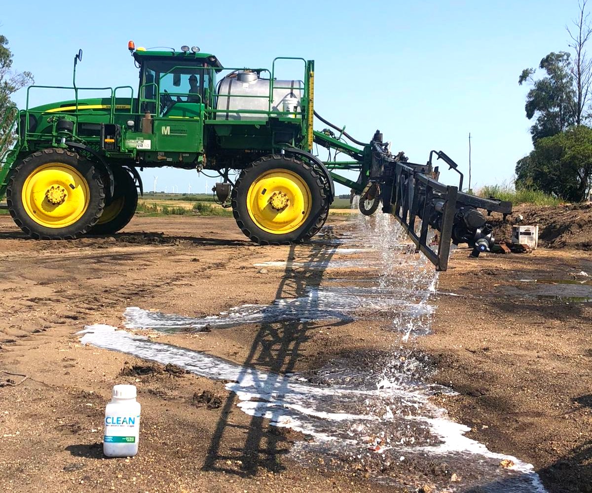 LigierAgro's tweet photo. Te recomendamos usar #LigierClean para limpiar restos de #herbicidas del tanque 💧🚜 previo al ingreso del mosquito en cultivos susceptibles 🌱
+info 👉🏻 https://t.co/VaF82Brx0O
✅ #TipLigier https://t.co/HXA4m6V09v