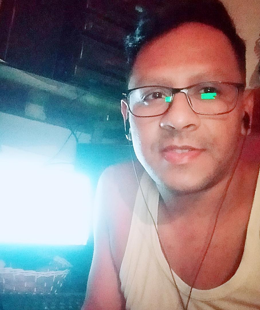 Enmanuello's tweet photo. Feliz inicio de semana.. 🎧 https://t.co/ArZ0meh7qL