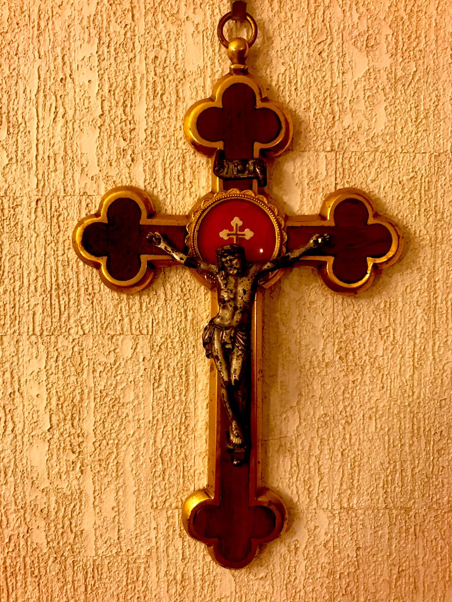 sister_allison's tweet image. Happy Feast of the Exaltation of the Cross!

Lucky for me there happened to already be a relic of the True Cross in my quarantine area. Perks of convent quarantine. #conventlife