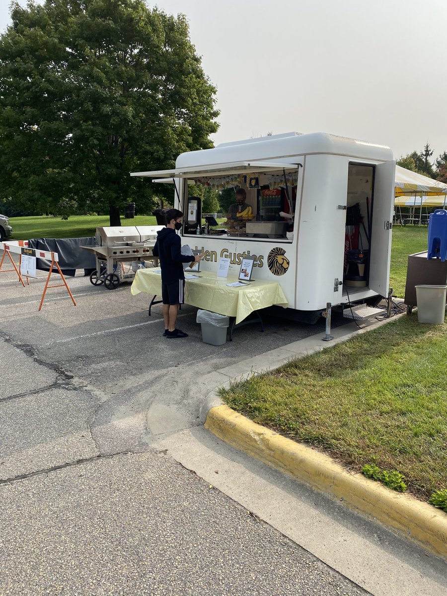 Today the Fire Pit Grill has 2 specials: Blueberry Brats and Chili Dogs #whygustavus ⁦@gustavus⁩ ⁦@Gustie_ResLife⁩