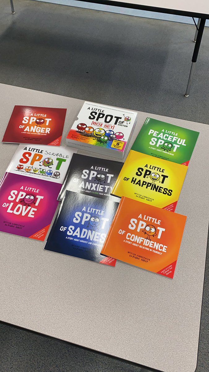 lisa_wallet's tweet photo. Loving my new books. ❤️📚#distancelearning2020 #hesdpride @HBSPelicans https://t.co/El6QKM9rXW