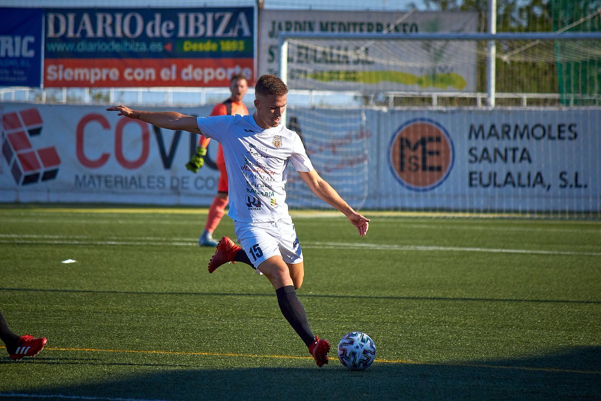 Penyadeportiva's tweet photo. 🙌 Sí amigos, @iago_parga ya se ha estrenado con nuestra camiseta. Debutó en el amistoso ante la @sdformentera y trabaja con el resto de la plantilla para llegar al 100% al inicio de esta ilusionante temporada 👌

⚪⚫ ¡Seguimos trabajando peñistas! ⚪⚫
________
#Endavantpenya! https://t.co/kEpNj4ckdt