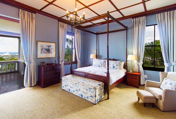 AudaciaManor's tweet photo. Is it better to go to a hotel alone in the hopes of meeting new people in a new city you have never been to before? Or is it better share the experience with loved ones? Which of the two have you done, and which brought you the most joy? https://t.co/FOCvbEEgOF