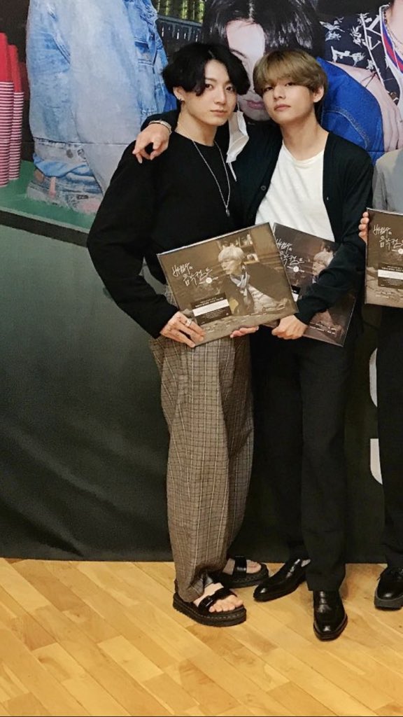 thanhshd's tweet photo. #jungkook  Jungkook so cute mọi người đều mang giày riêng baby là mang dép vậy nè ❤️❤️❤️ @BTS_twt  @bts_bighit https://t.co/TNcdZ5IqL7