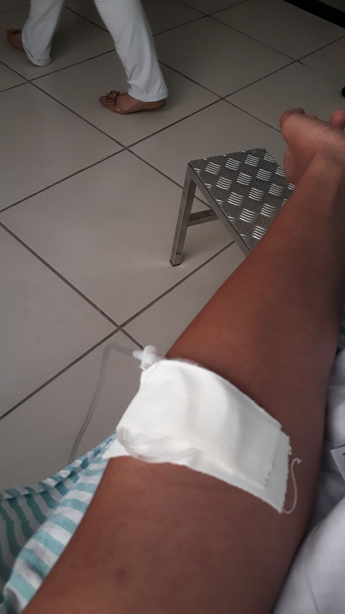 Julinha - FUTURA CARIOCA 2023 on X: to aqui no pronto atendimento tomando  soro, médico disse que é nervosismo e minha pressão tá alta e atacou minha  diabete... se não for a