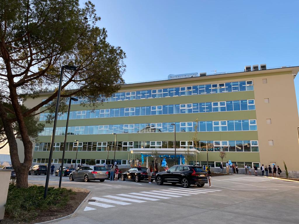 🎉 Welcome all the 130 students of 2020/21 year 🇬🇧 🇺🇸 🇨🇦 Bem vindos! 🇵🇹 🇧🇷 Bienvenue! 🇫🇷 欢迎! 🇨🇳 Добро пожаловать! 🇷🇺 ברוך הבא! 🇮🇱 Välkommen! 🇸🇪 ¡Bienvenidos! 🇪🇸 Herzlich willkommen! 🇩🇪 🇨🇭 and many more nationaties, we are truly #United! #FirstDayOfSchool #UnitedLisbonSchool