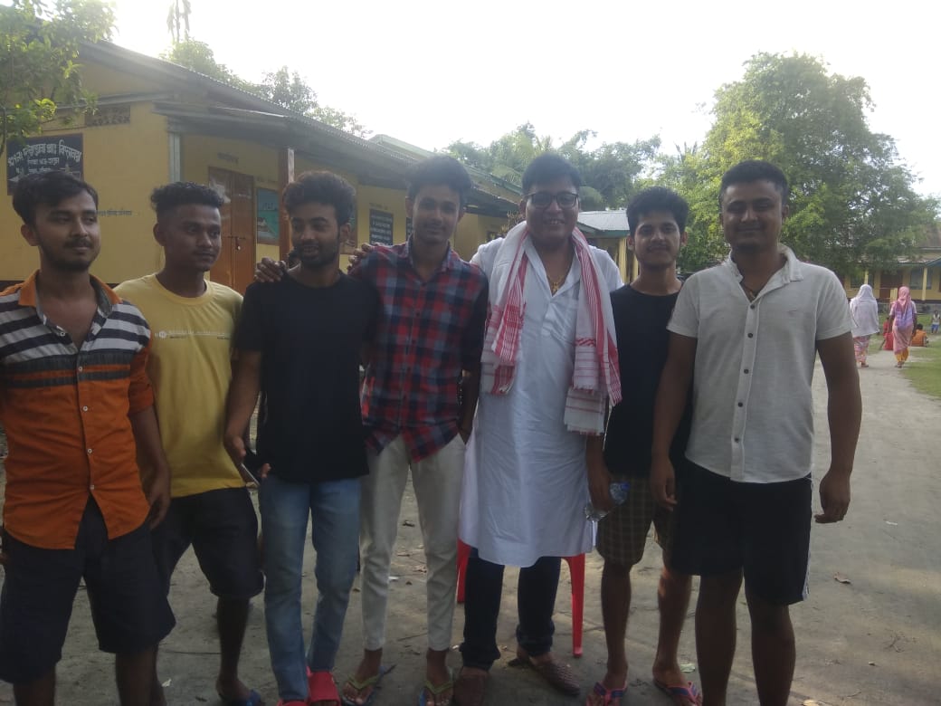 ApccCultural's tweet photo. অসম প্ৰদেশ কংগ্ৰেছ কমিটিৰ সাংস্কৃতিক বিভাগৰ অধ্যক্ষ হিৰণ্য দাস ডাঙৰীয়াই হাজো সমষ্টিৰ কংগ্ৰেছ কৰ্মী সকলৰ খা-খবৰ লোৱাৰ লগতে কথা বতৰা পতাৰ কিছু মুহুৰ্ত্ত। https://t.co/UVYG0Fqfx9