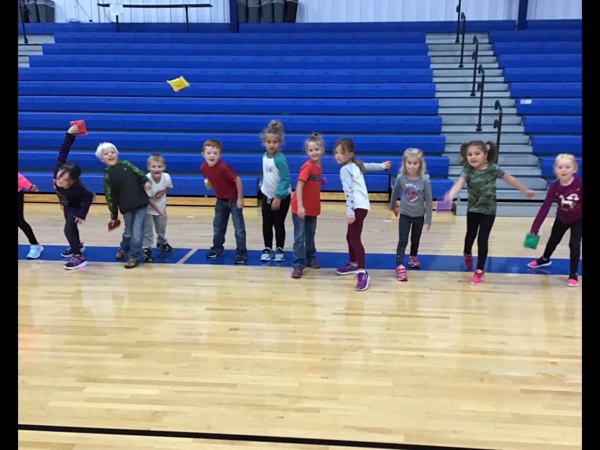 ColetteDethlefs's tweet photo. Kindergarten students working on underhand throwing in PE. https://t.co/Br5fBdQ7Y2
