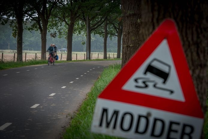 Het oogstseizoen gaat weer beginnen. 

Laten we dus de komende weken attent zijn in het verkeer en rekening houden met elkaar. 

zeker bij regenachtig weer heb je grote kans dat het  wegdek verraderlijk glad kan worden.

En geef elkaar de ruimte #samen gaat het beter 👍🏻 🌽 🌽